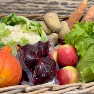 Panier de saison Le Potager : chou-fleur, potimarron, pommes de terre, carottes, betteraves cuites, salade et pommes du verger